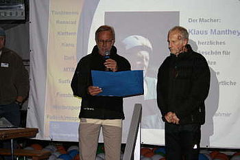 Rainer Schleweck, CJD Geschäftsleitung überreicht Klaus Manthey die Arnold-Dannenmann-Medaille.